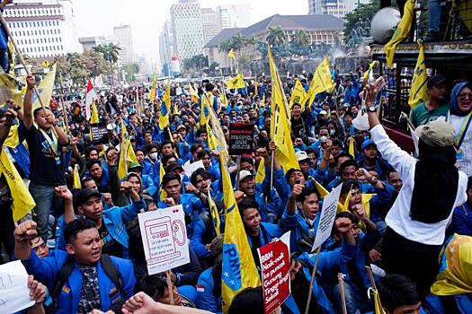 Тысячи людей в Индонезии вышли на протест против роста цен на топливо
