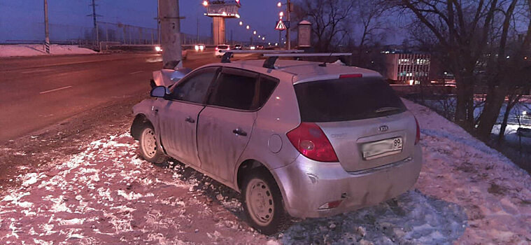 KIA из Ямало-Ненецкого автономного округа влетела в столб в Балакове. Водитель в больнице