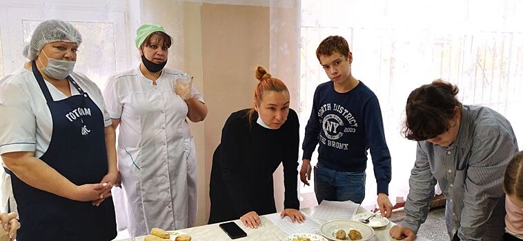 В Волгограде родители попробовали еду школьников и детсадовцев