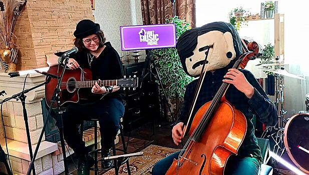 Сходить в Малый, посмотреть выставку в Центр фотографий, послушать «Дикою мяту», не вставая с дивана: 5 главных событий апреля онлайн