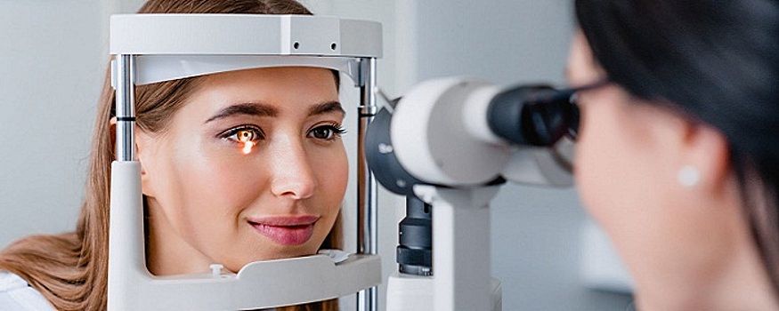 Врач Малышева: «Мушки» в глазах признак деструкции стекловидного тела