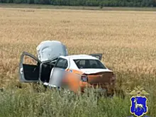 В Самарской области водитель на "Рено" улетел с дороги в поле