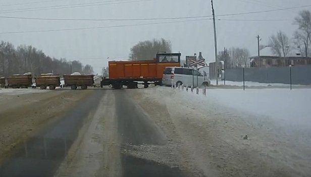 Мотовоз с вагонетками протаранил легковой автомобиль в Нижегородской области