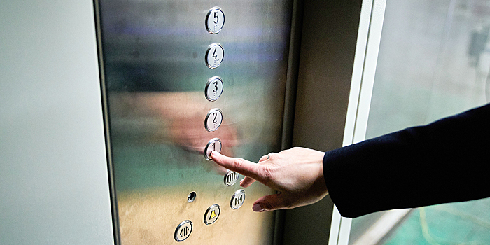 Около 100 лифтов заменят в столичных медучреждениях до конца года