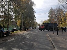 В Твери машина уходила от столкновения с КамАЗом и врезалась в забор