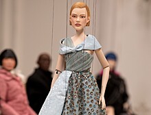 Блузы с бутонами роз, воздушные платья и модели-куклы на шоу Moschino Spring 2021