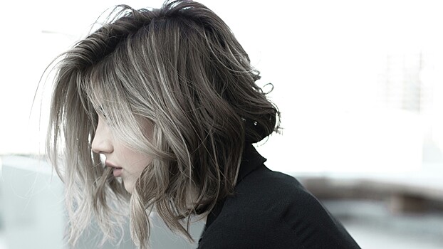 Стилист рассказал, как самостоятельно сделать трендовую прическу