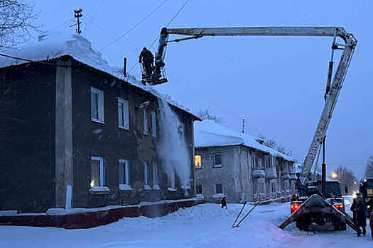 Крыша жилого дома в Кемерово получила повреждения из-за скопления снега