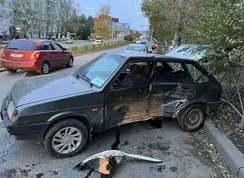 Начинающий тольяттинский водитель устроил ДТП на ул. Матросова