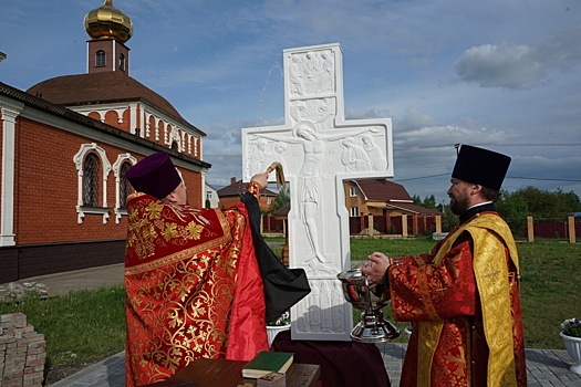 В Калуге установили белокаменный поклонный крест