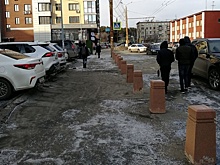 В Челябинске возле бассейна ЮУрГУ наконец установили разделительные столбы