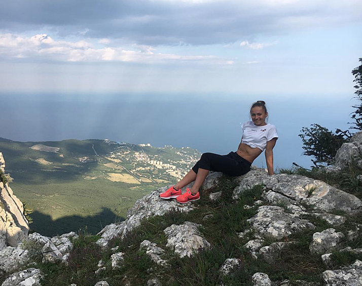 Многократная чемпионка мира и России по спортивной гимнастике Мария Пасека на горе Ай-Петри в Крыму