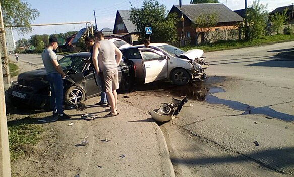 «Тойота» неудачно повернула налево и столкнулась с «Приорой» в Первомайском районе