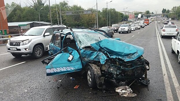 Две иномарки столкнулись на встречке в Алматы