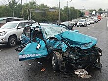 Две иномарки столкнулись на встречке в Алматы