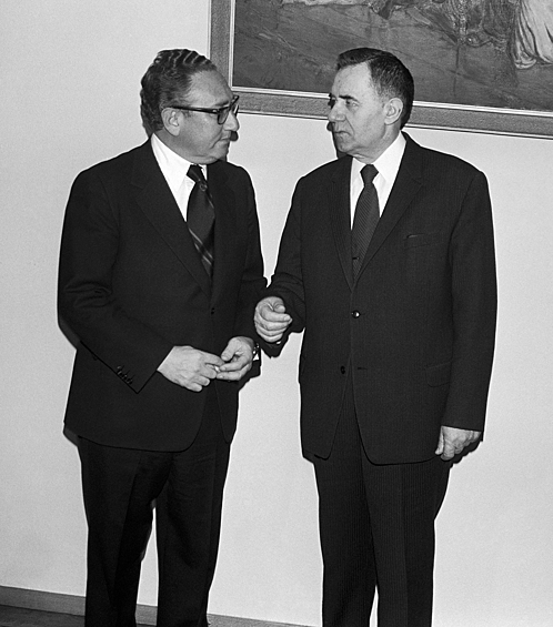 Государственный секретарь США, советник президента США по национальной безопасности Генри  Киссинджер и министр иностранных дел СССР Андрей  Громыко во время встречи, 1975 год