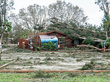 Опубликованы видеозаписи шторма во Флориде, поднимающего дома и срывающего крыши