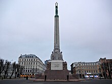 Американские военные справили нужду на главный памятник Латвии