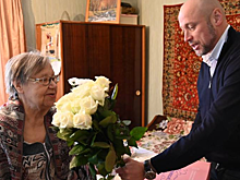 Директор ТУ «Ильинское» Сергей Демин поздравил Клавдию Жукову с 85-летием