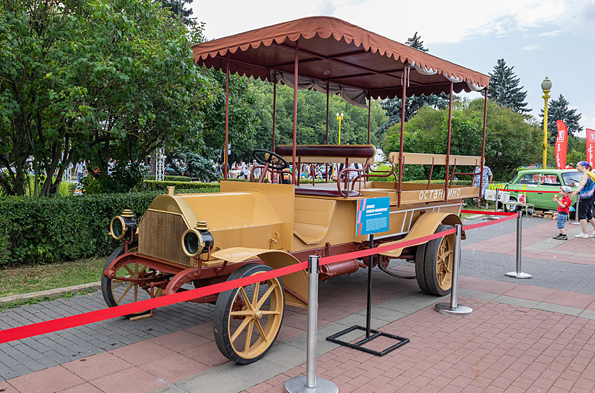 Музей Транспорта Москвы привез на фестиваль целую коллекцию автобусов разных эпох. Они были расставлены в порядке их появления на дорогах столицы, начиная от первого московского омнибуса Daimler-Marienfelde 1905 года.