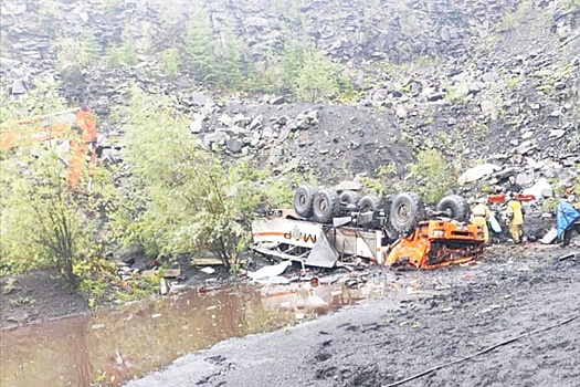 Появились фото с упавшим с обрыва в Якутии автобусом, где погибли 15 человек