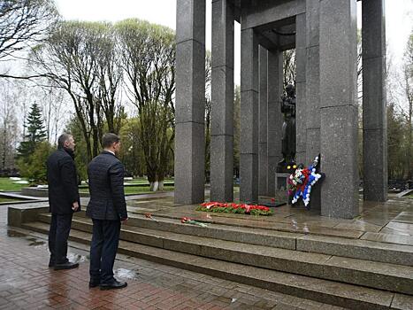В Вологде в День Победы возложили цветы к воинским мемориалам