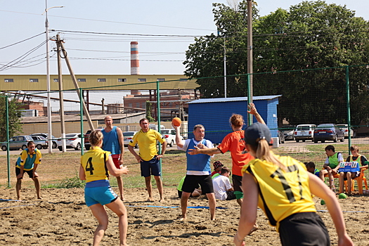 Команда «Ветеран» стала обладателем Кубка по пляжному гандболу фирмы «Агрокомплекс» им. Н.И. Ткачёва в День физкультурника (фото)