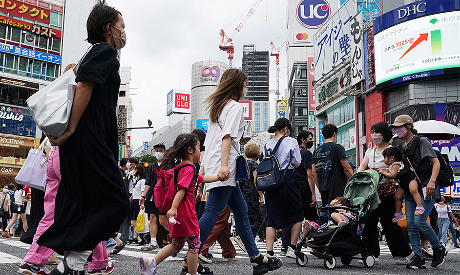 Токио, Япония. Население: 37 435 191 человек. Так выглядит одна из центральных улиц города.