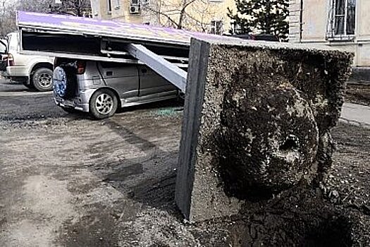 В Хабаровске на автомобиль, в котором находился человек, упала рекламная конструкция