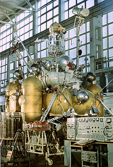 АМС «Луна-16» вышла на траекторию полета к Луне 12 сентября 1970 года, 17 сентября — оказалась на орбите, а 20 — прилунилась в районе Моря Изобилия. 
