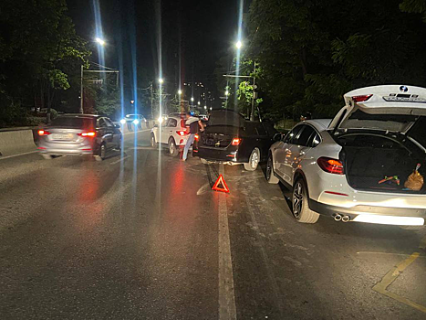 В Ростове три иномарки столкнулись на проспекте Стачки