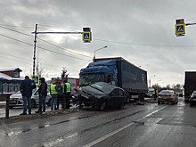 Детские санки под колёсами авто