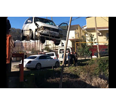 В Сочи иномарка после удара о столб улетела в болото