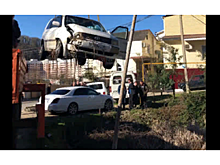 В Сочи иномарка после удара о столб улетела в болото