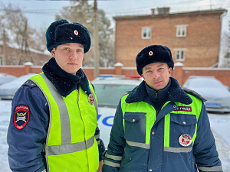 Сотрудники ГИБДД Новосибирской области сопроводили автомобиль, в котором находился ребенок, нуждавшийся в медицинской помощи