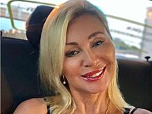 «Ни грамма целлюлита!»: 56-летняя Цыганова позировала с мужем в купальнике, обнажив округлые бедра