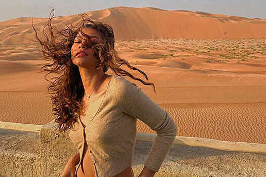 Зендая без белья позирует в пустыне на съемках "Дюны 2"