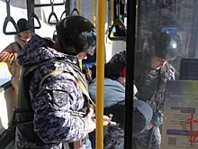 Буйный пассажир разбил окно трамвая №13 в Новосибирске