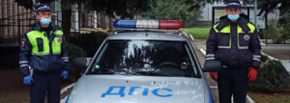 На Кубани сотрудники Госавтоиспекции оказали доврачебную помощь водителю с сердечным приступом