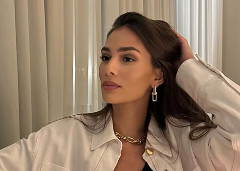 Анастасия Шубская вышла на прогулку в развевающемся платье