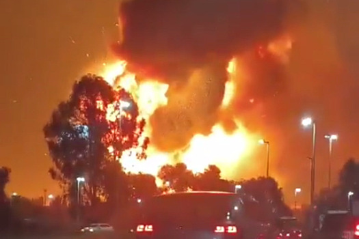 Мощный взрыв на химзаводе привел к массовой эвакуации людей