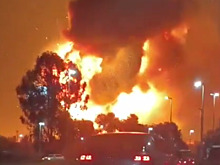 Мощный взрыв на химзаводе привел к массовой эвакуации людей