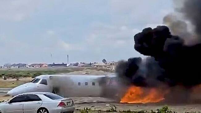 Загоревшийся в Африке самолет с министром попал на видео