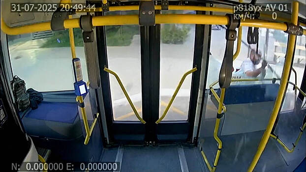 Пьяный мужчина разбил стекло автобуса на площади Победы в Калуге