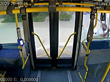 Пьяный мужчина разбил стекло автобуса на площади Победы в Калуге