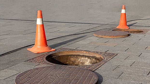 Женщина сломала ногу после падения в люк в монастыре в центре Москвы
