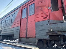 Поезд протаранил грузовик на железнодорожном переезде