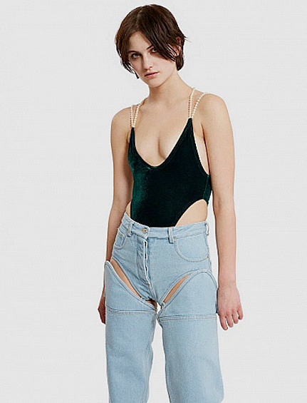 Французские бренды продолжают удивлять. Y/Project создал джинсы-трансформеры — они легко превращаются в шорты, к сожалению, не самые изящные, но и не самые дорогие по сравнению с выше упомянутыми моделями — $425.