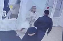 Россиянин избил жену в лицее на глазах у сына c пороком сердца и попал на видео