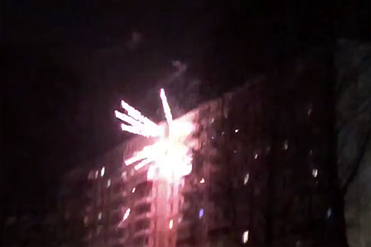 В Новокузнецке многоквартирный дом обстреляли фейерверками